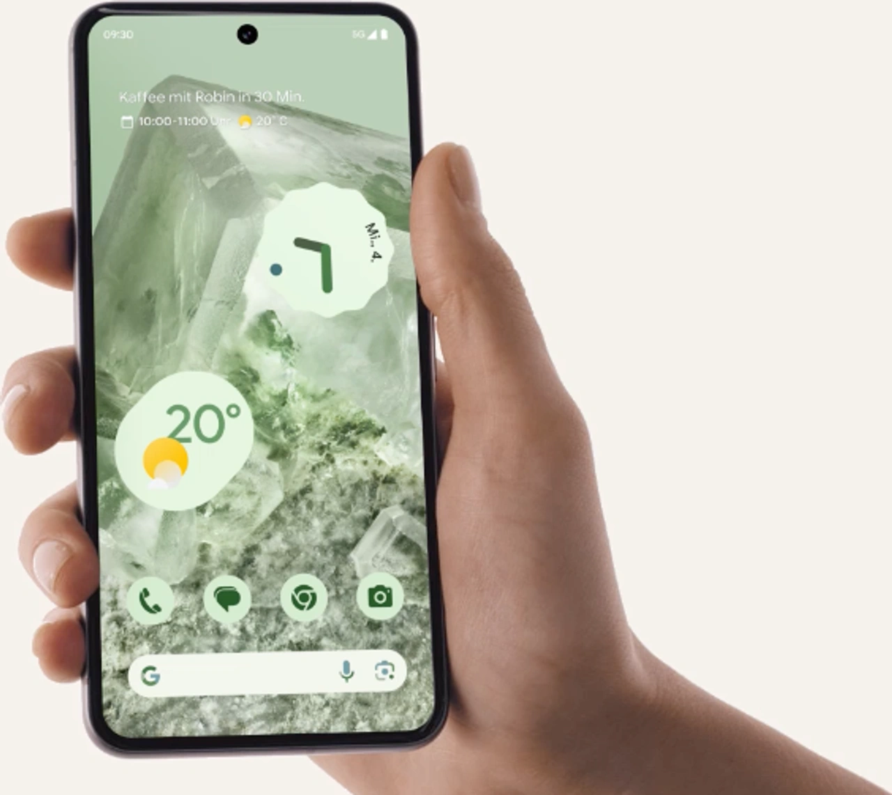 Nahaufnahme des Google Pixel 8, das durch eine Hand festgehalten wird