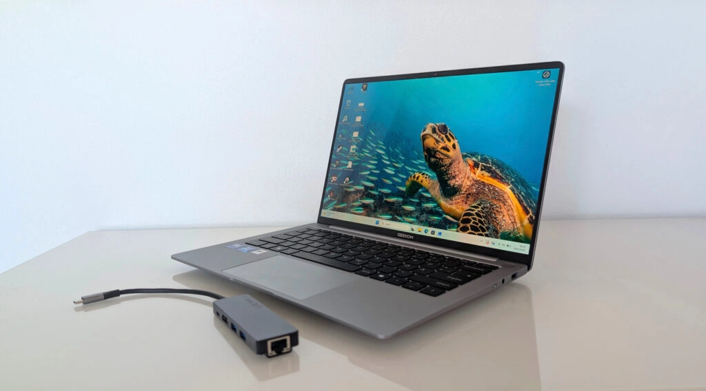 „Geekom GeekBook X14 Pro“:Notebook mit beiliegendem Hub auf dem Tisch