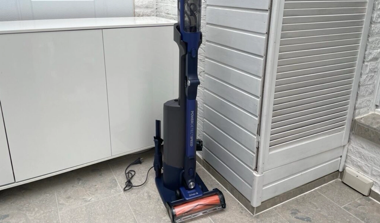 Shark PowerDetect Speed IA3241EUT im Test: Akku-Staubsauger mit Absaugstation