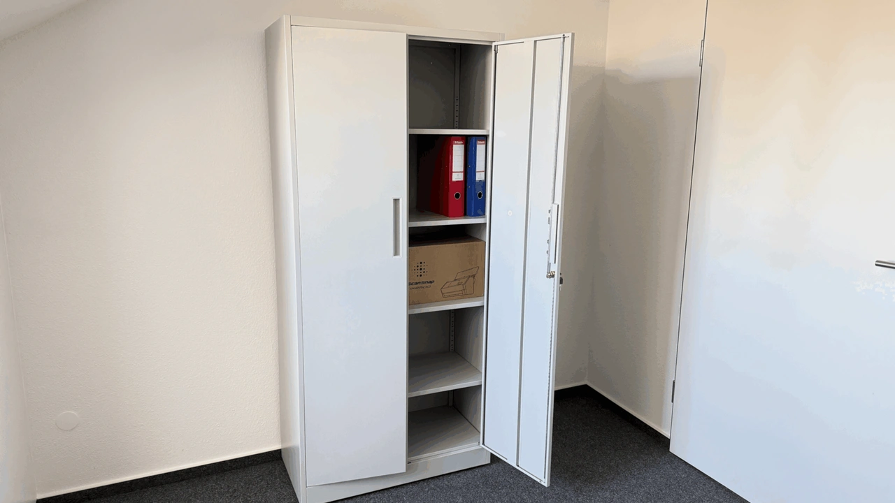 STEELSON Regulus: Geöffneter Aktenschrank im Büro mit Ordnern und Kartons