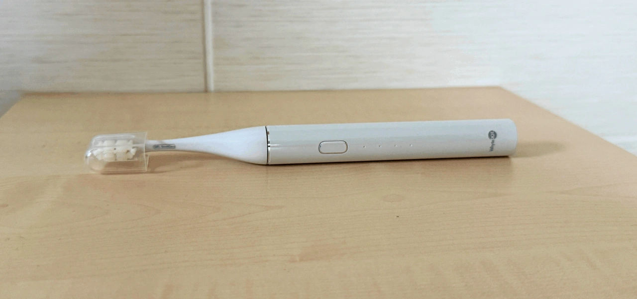 WhyteDOT WD.1: Schallzahnbürste liegend auf Holzoberfläche