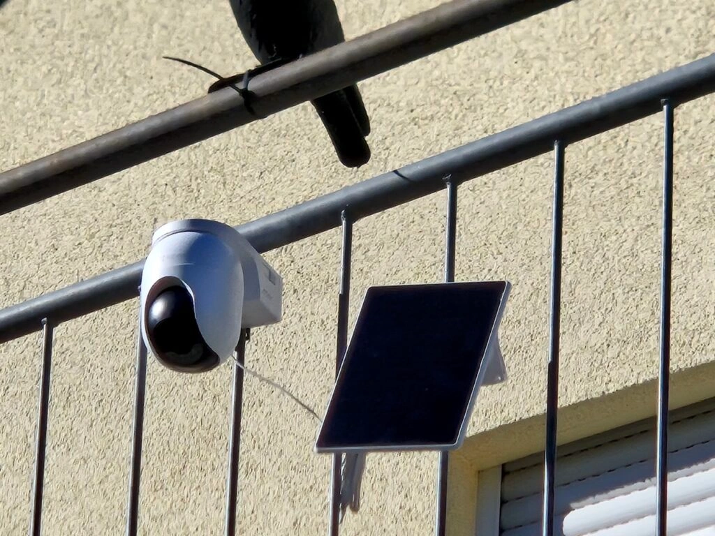 „EZVIZ CB8 Lite 4G Kit“:“Nahaufnahme der installierten Kamera mit Solarpanel“