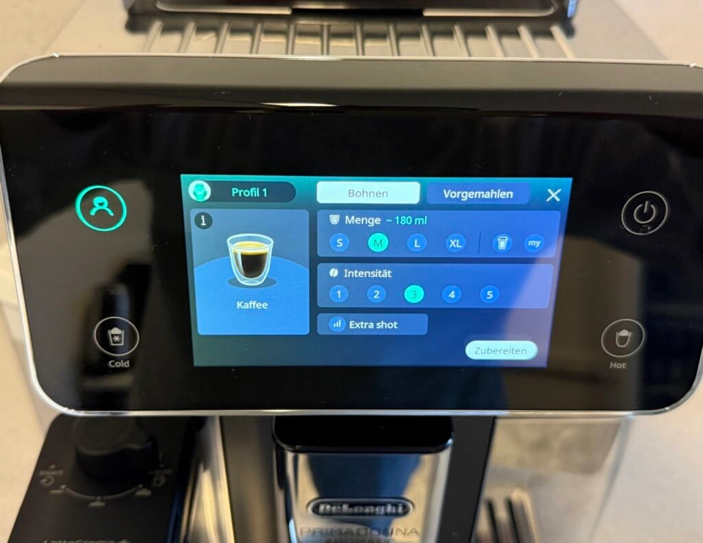 Zubereitungsansicht mit Auswahl von Menge, Intensität und Zusatzshot auf dem Touchdisplay.