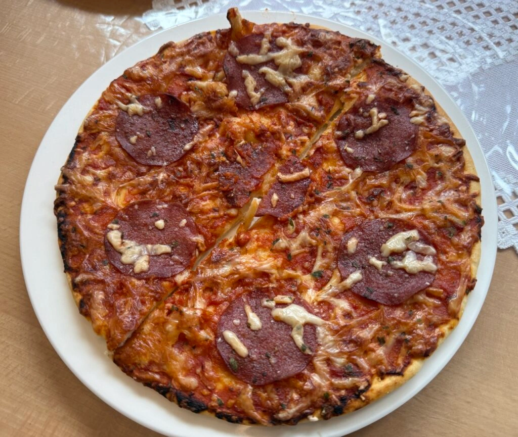 Pizza fertig gebacken auf Teller