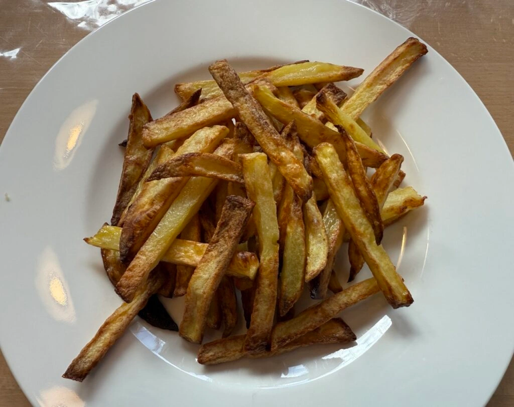 Pommes auf Teller