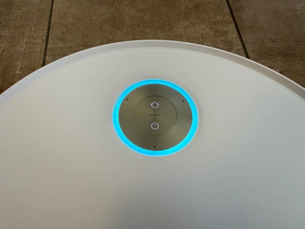 Oberseite des Dreame Aqua10 Ultra Roller Complete mit beleuchtetem LED-Ring.