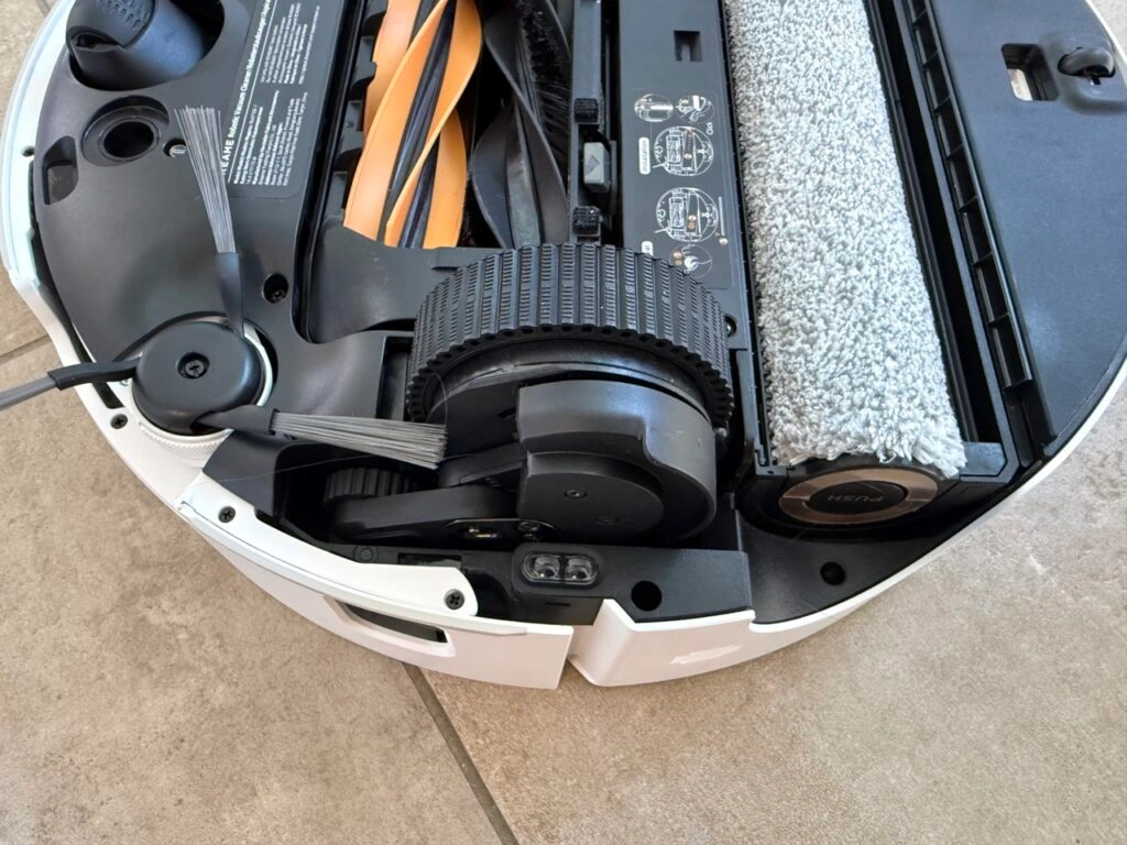 Unterseite des Dreame Aqua10 Ultra Roller Complete mit AquaRoll-Walze, Bürsten und Fahrwerk.