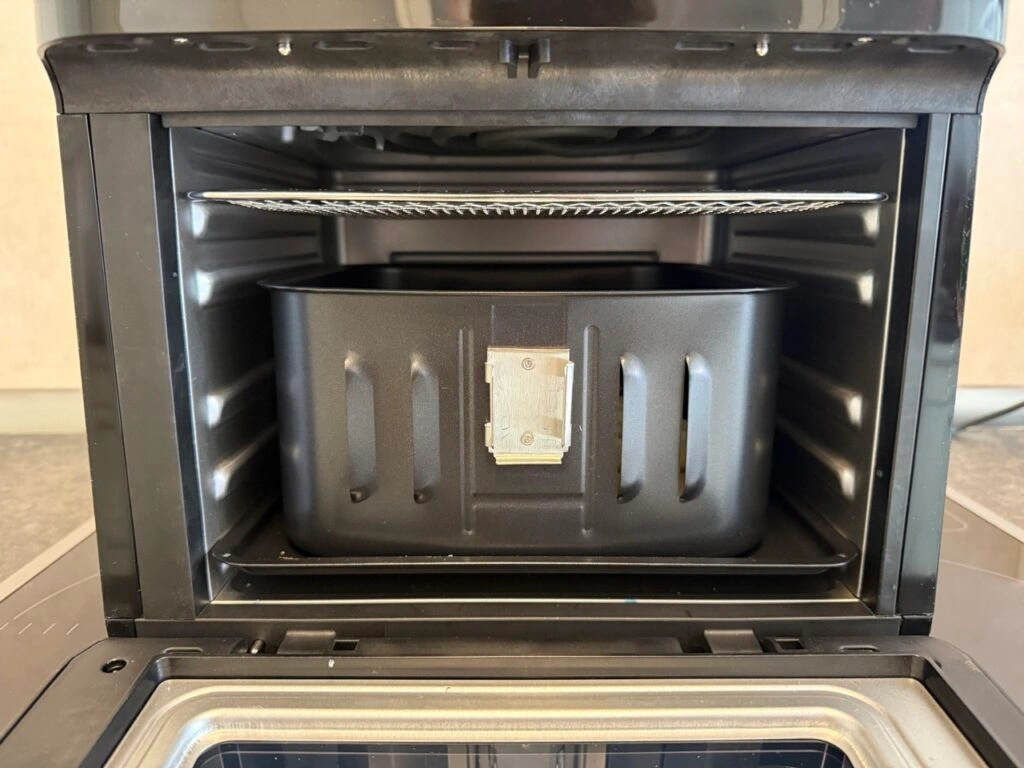 Eingesetzter Garkorb im Innenraum der Tristar FR-9065 mit zusätzlichem Grillrost darüber.