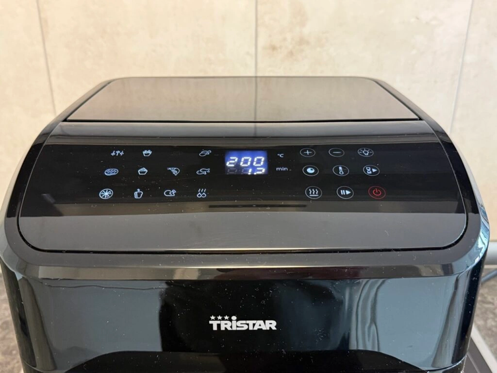Bedienpanel der Tristar FR-9065 mit beleuchtetem Touchdisplay.