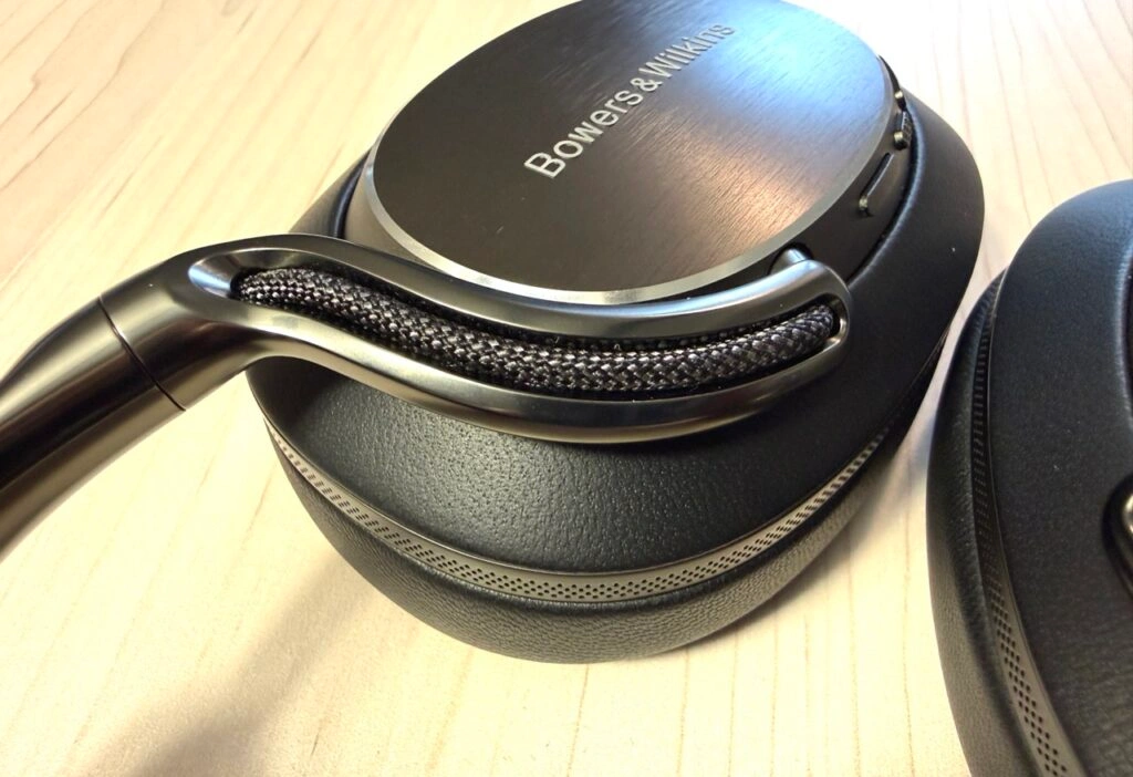 Seitenansicht des Bowers & Wilkins Px8 S2 mit sichtbaren Kabeln in den Bügelarmen.
