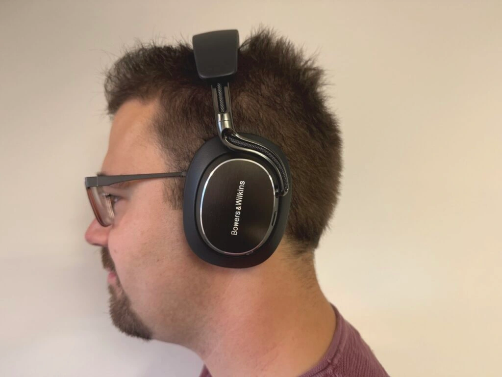 Getragener Bowers & Wilkins Px8 S2 am Kopf.