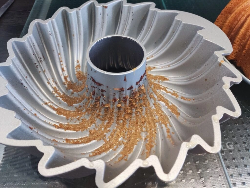 Gugelhupfform Creative Sun nach dem Backen mit leichten Teigspuren.