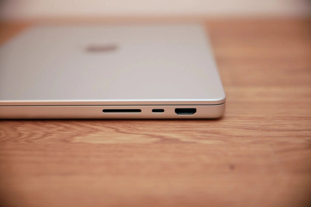 Apple MacBook Pro 14: Rechte Seite mit SD-Kartenleser, Thunderbolt-5-Port und HDMI-Ausgang