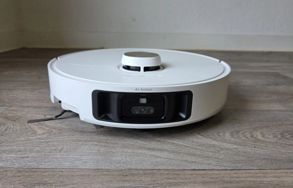 „Frontalansicht mit Sensorik und AI Action Kamera'