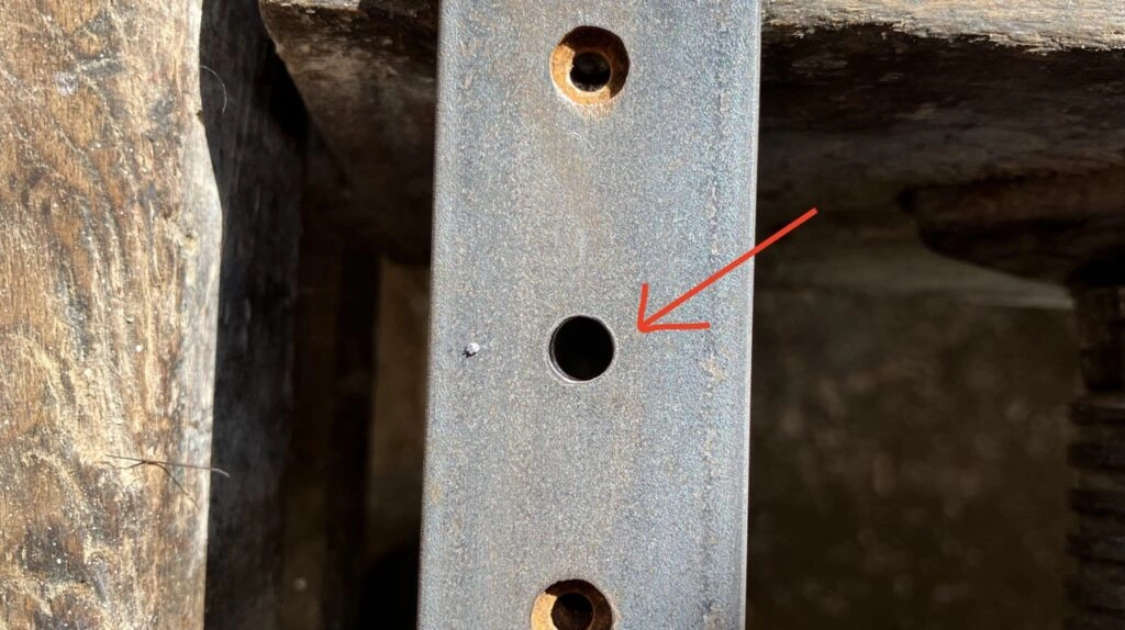 PARKSIDE PERFORMANCE® PABSP 20 Li C3: Bohrlöcher in Stahlwinkel nach Metallbohrtest
