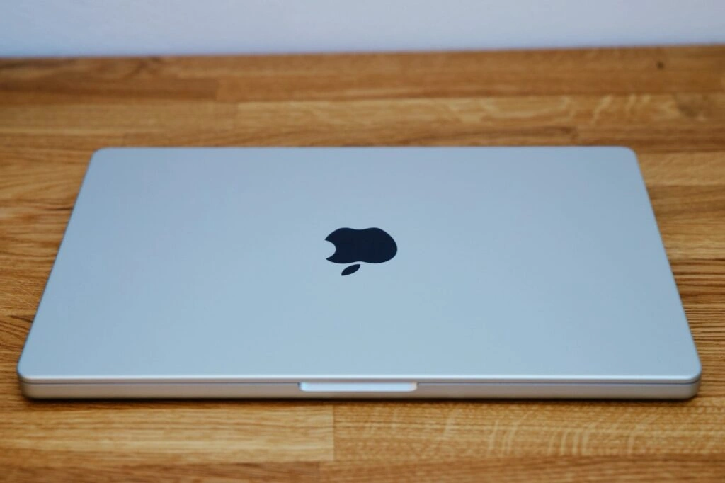 Apple MacBook Pro 14 M5 Pro: Rückseite mit Apple-Logo in Silber auf Holzoberfläche