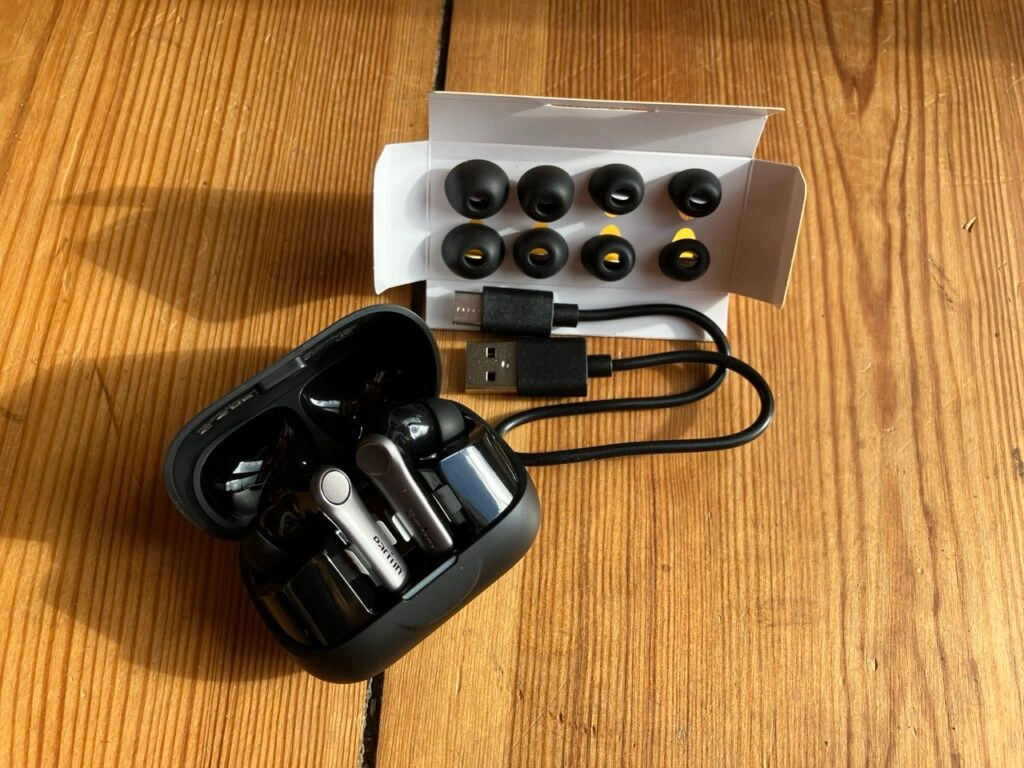 „EarFun Air Pro 4+“:„Lieferumfang mit Zubehör“