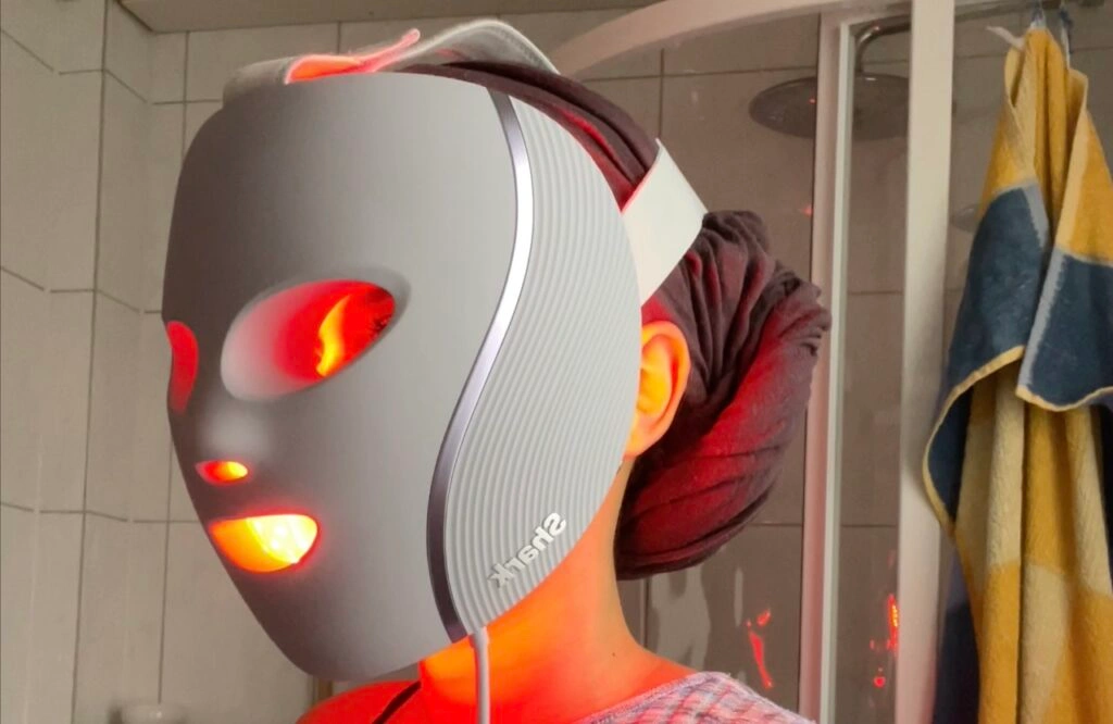 „Shark CryoGlow LED Maske“: „Seitenansicht während der Rotlicht Behandlung“