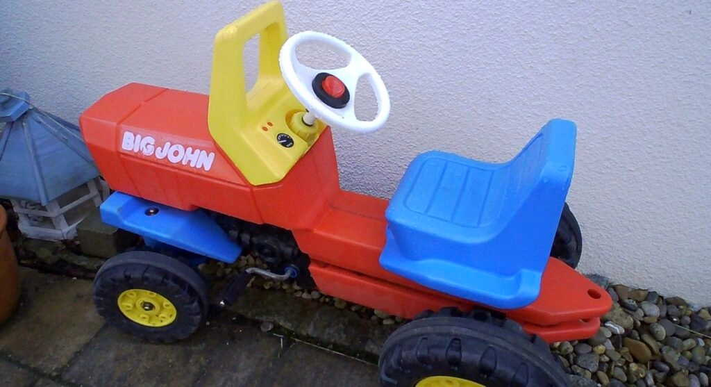 „myFirst Camera Insta 20“: „Beispielaufnahme eines bunten Kindertraktors im Außenbereich“