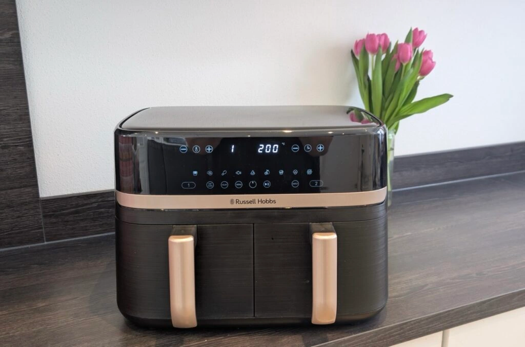 „Russell Hobbs SatisFry 27681-56“: „Frontansicht auf der Arbeitsplatte“