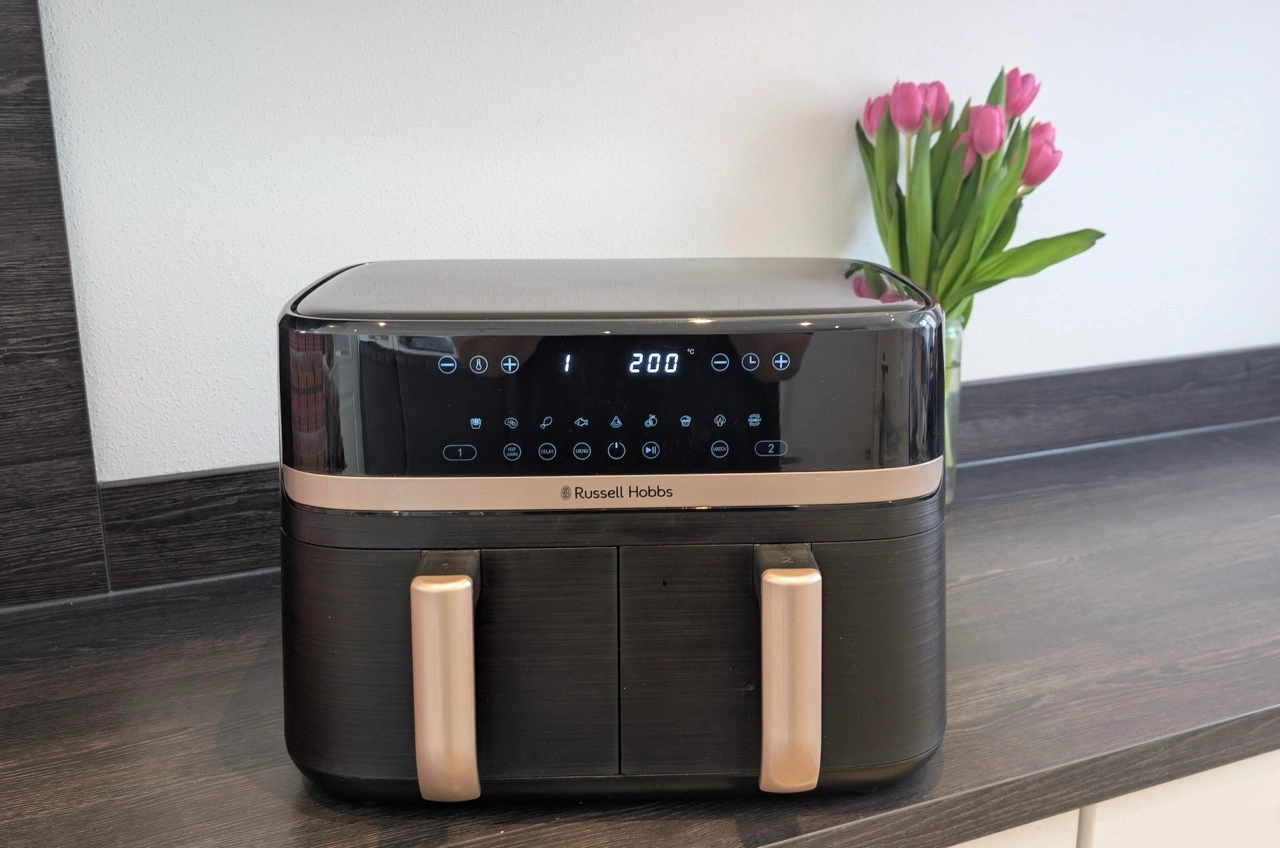 „Russell Hobbs SatisFry 27681-56“: „Frontansicht auf der Arbeitsplatte“