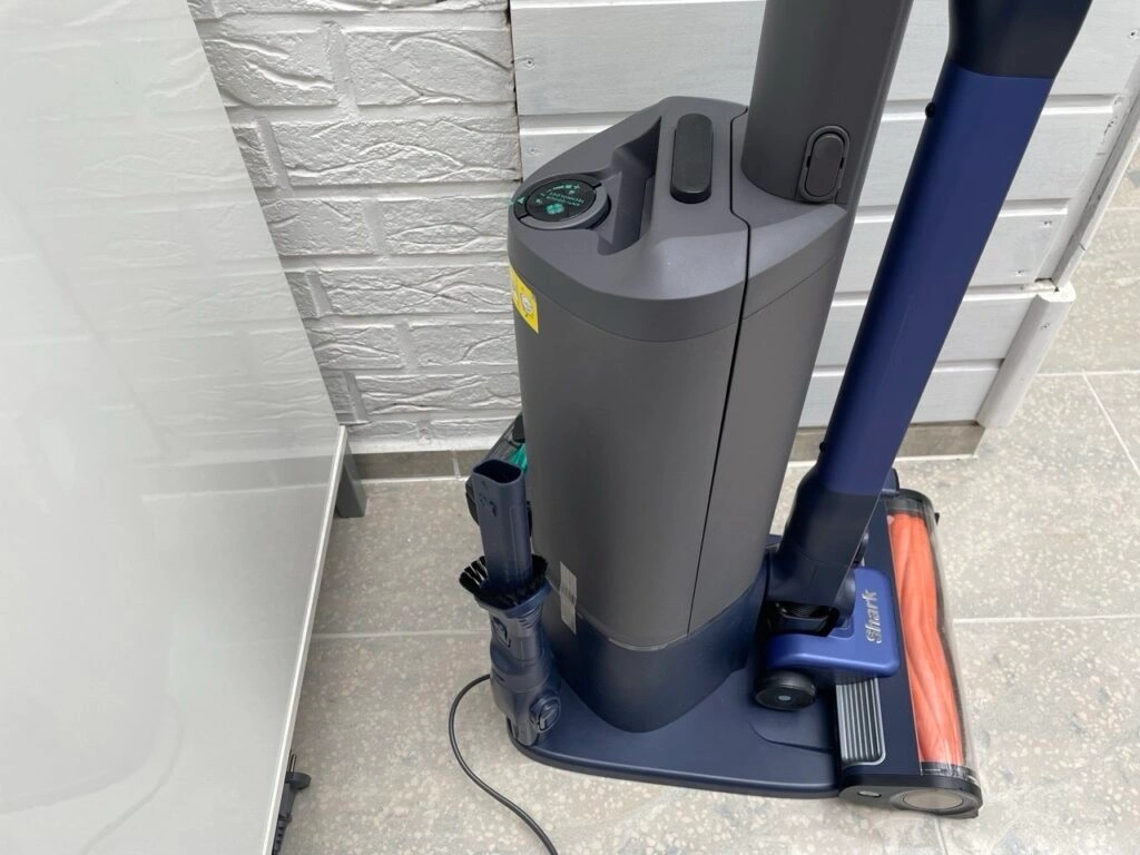 „Shark PowerDetect Speed“: Absaugstation mit Sauger