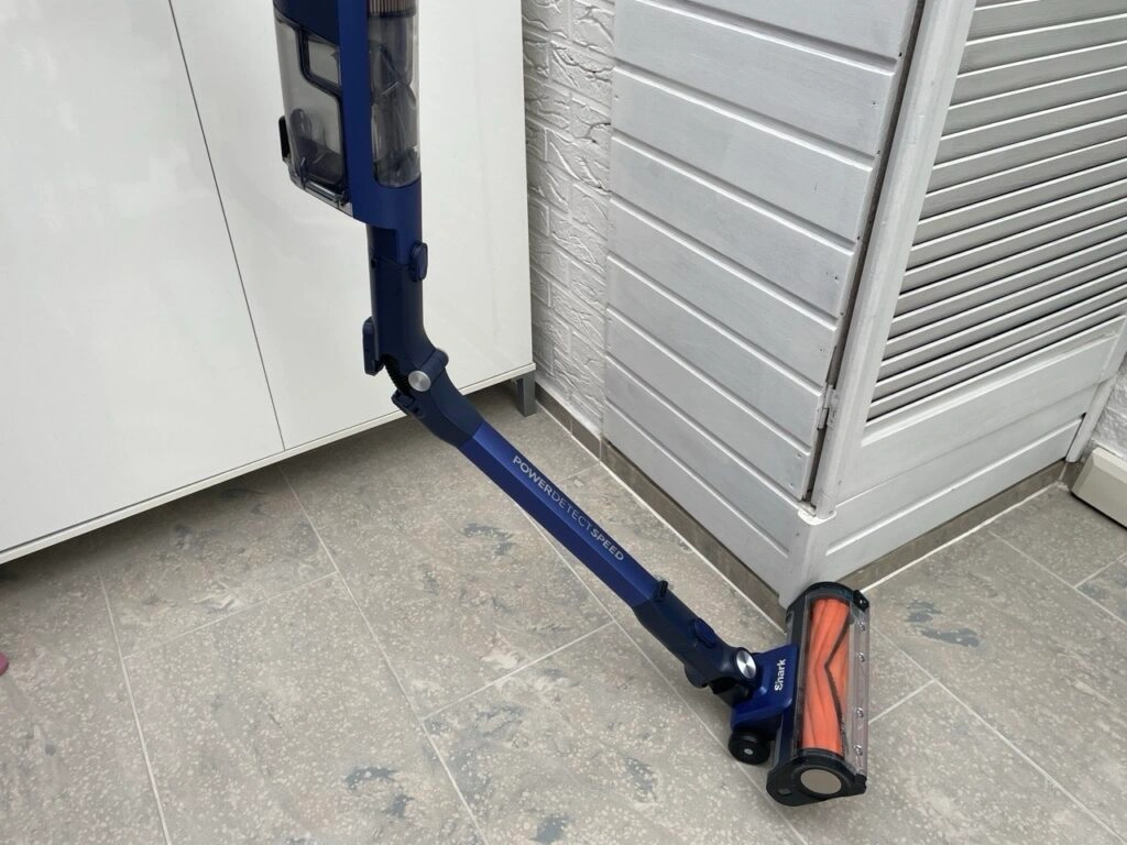 „Shark PowerDetect Speed“: Ausgeklappter Stielsauger