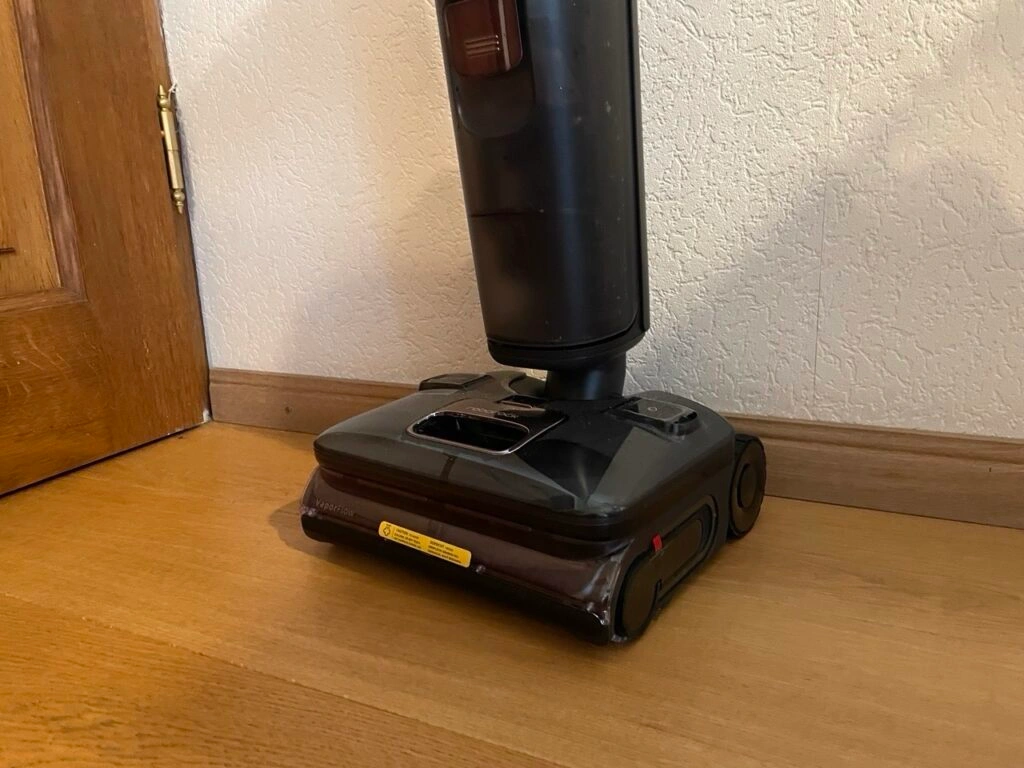 „Roborock F25 Ultra“: Gerät im Stand auf Hartboden