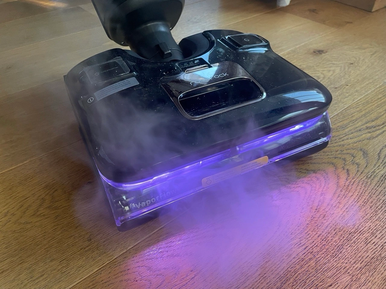 „Roborock F25 Ultra“: Dampfreinigung am Boden sichtbar