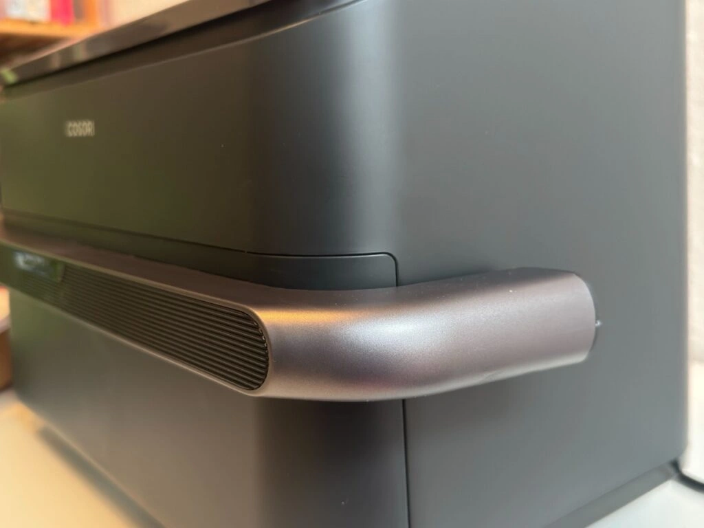 COSORI DualBlaze TwinFry: Seitenansicht des großen Gehäuses auf der Arbeitsfläche