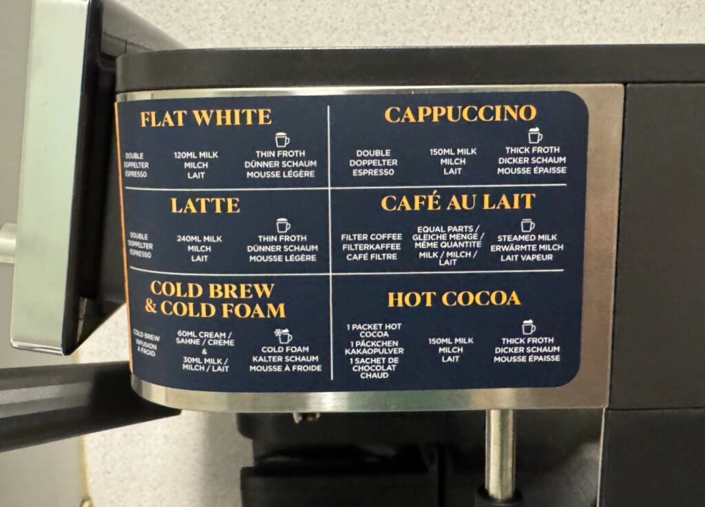 Rezeptübersicht der verschiedene Kaffeespezialitäten auf der Seitenwand.