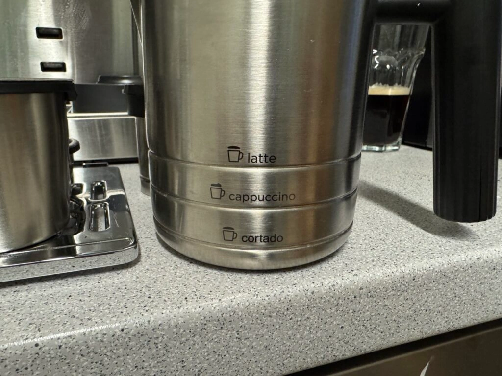 Die Milchkaraffe hat 3 Linien, die die maximale Milchmenge je Getränk anzeigen.