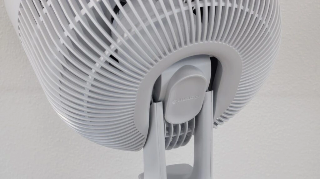 Die Rückseite zeigt die verstellbare Halterung für die Neigungsfunktion. (Foto: Testsieger.de)