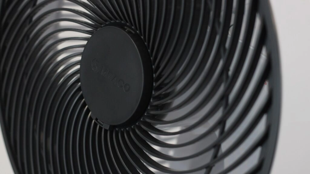 Die Rotorblätter sind sicher hinter einem feinmaschigen Schutzgitter verbaut. (Foto: Testsieger.de)