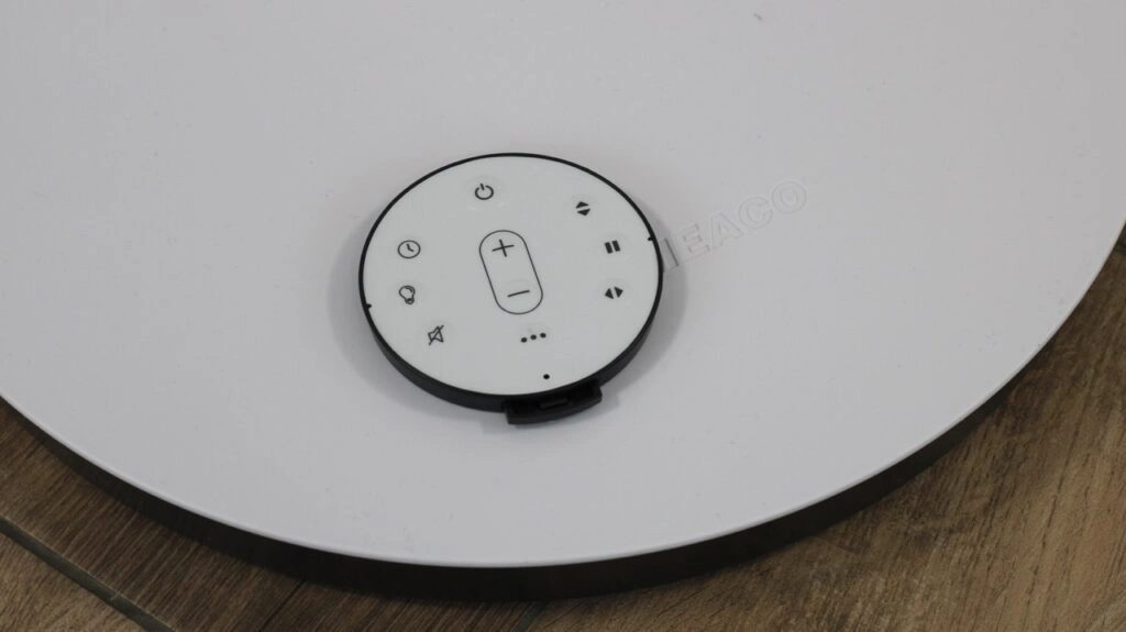 Die runde Fernbedienung lässt sich magnetisch am Ventilator befestigen. (Foto: Testsieger.de)
