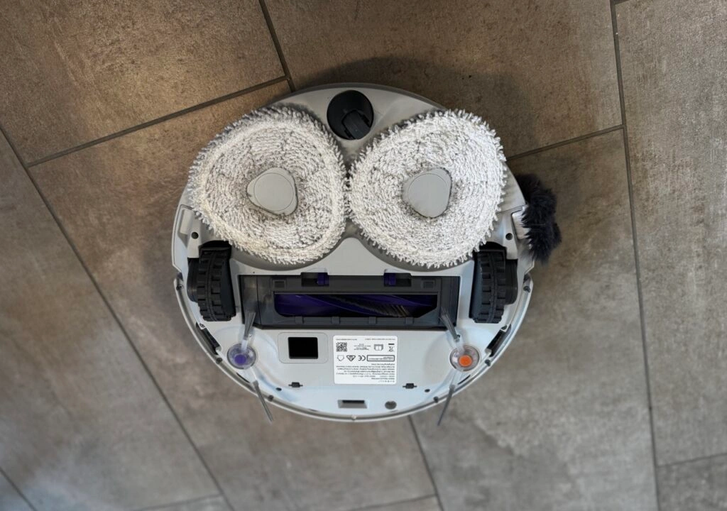 Nahaufnahme der Roboter Unterseite von Oben, die seine ovalen/dreieckigen Wischpads zeigt. (Foto: Testsieger.de)