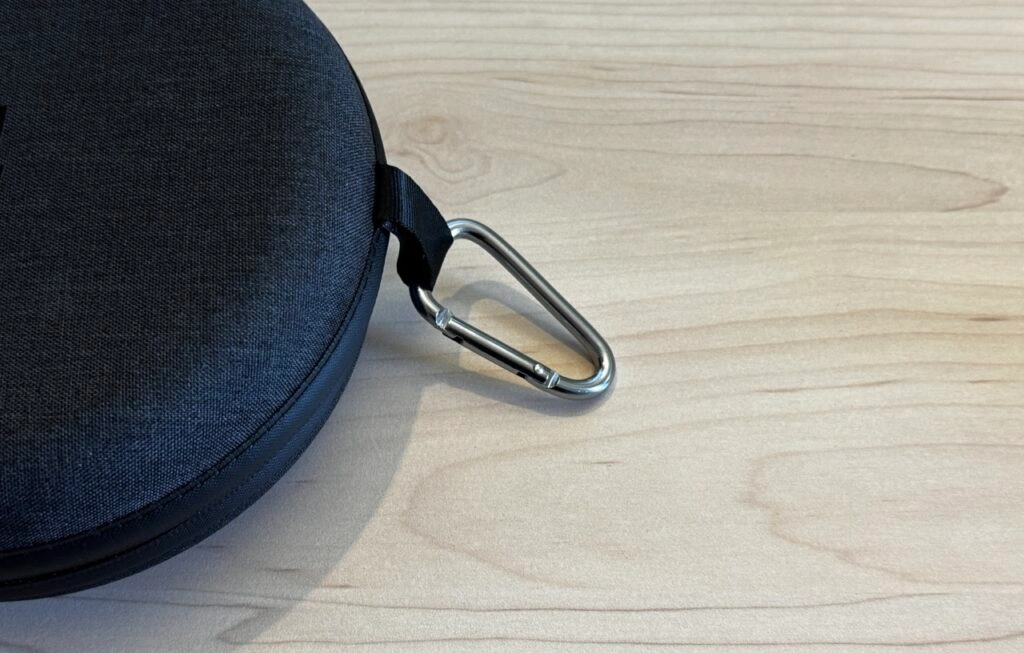 Nahaufnahme des mitgelieferten Karabiners, der am Case der Kopfhörer hängt. (Foto: Testsieger.de)