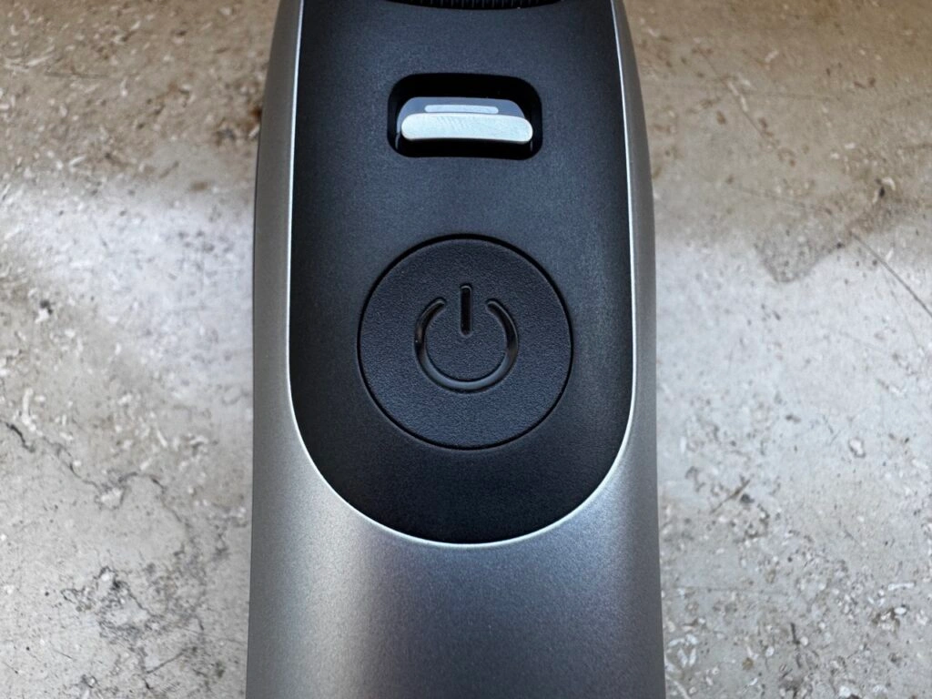 Nahaufnahme des Braun BT9560 Barttrimmers mit Fokus auf den hochwertigen Längeneinstellungsregler und den präzise integrierten Power-Button.