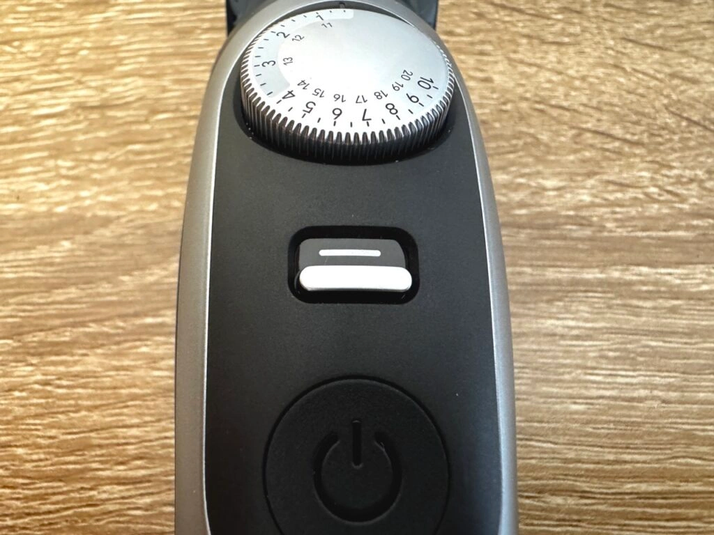 Nahaufnahme des Braun BT9560 Barttrimmers mit Fokussierung auf den Längeneinstellungsregler und den Power-Button.