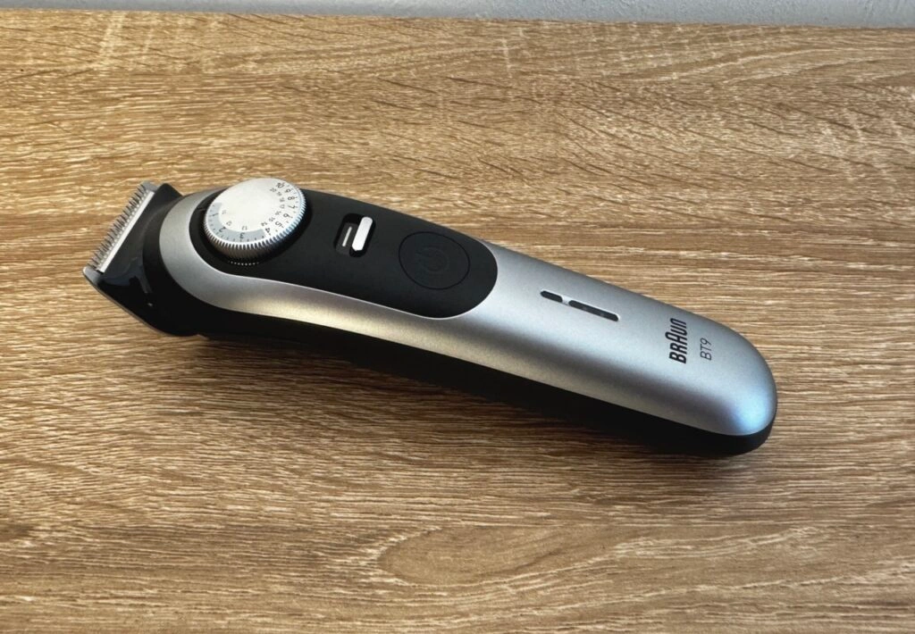 Braun Beard Trimmer Series 9 BT9560 in vollständiger Ansicht auf einer Holzoberfläche.