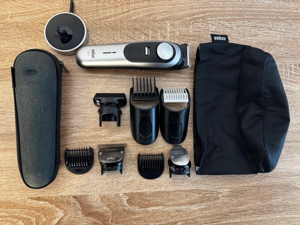 Umfangreiches Zubehör des Braun BT9560 Barttrimmers, inklusive Aufsätze, Ladestation und Reiseetui.