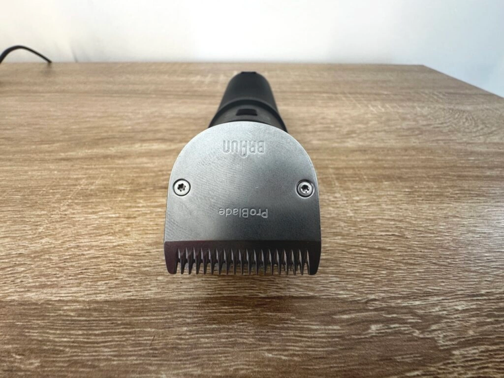 Die Nahaufnahme zeigt die Scherfläche des Braun-Rasierers mit einer silbernen Klinge aus Metall. Der Aufdruck „Braun“ und „ProBlade“ ist auf der Metalloberfläche zu erkennen.