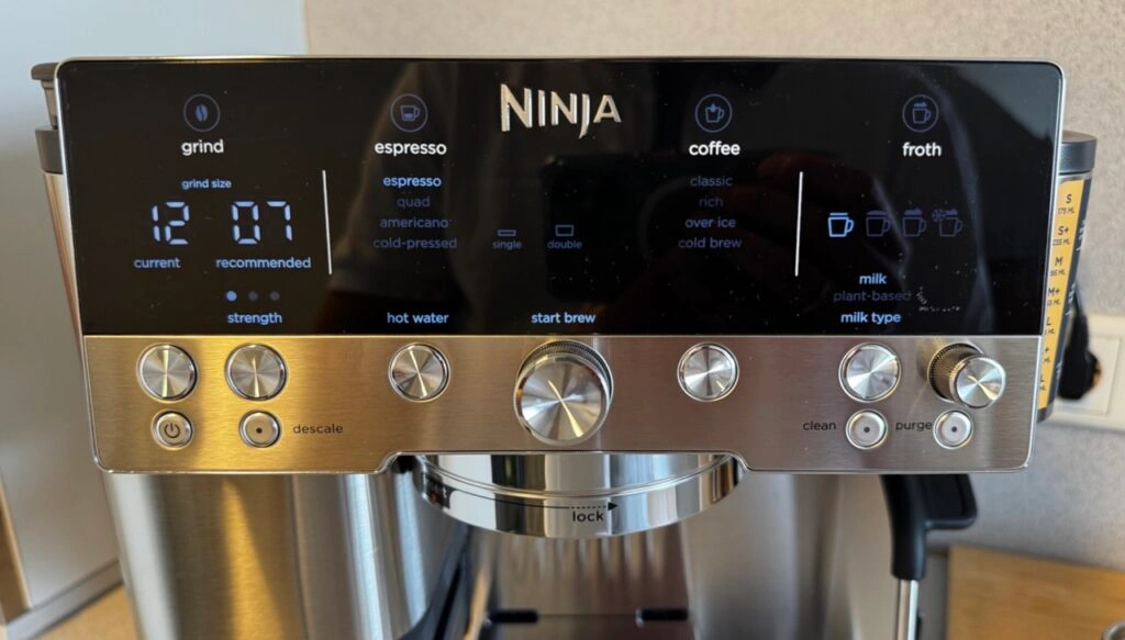 igitales Bedienfeld der Ninja ES601EU mit Drehregler und Tasten.
