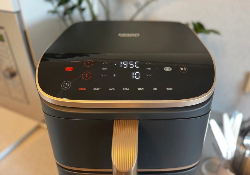 Touch-Display der Fritteuse mit Temperaturanzeige auf 195 °C, zehn Minuten Timer sowie vielen unterschiedlichen programmierbaren Funktionen.