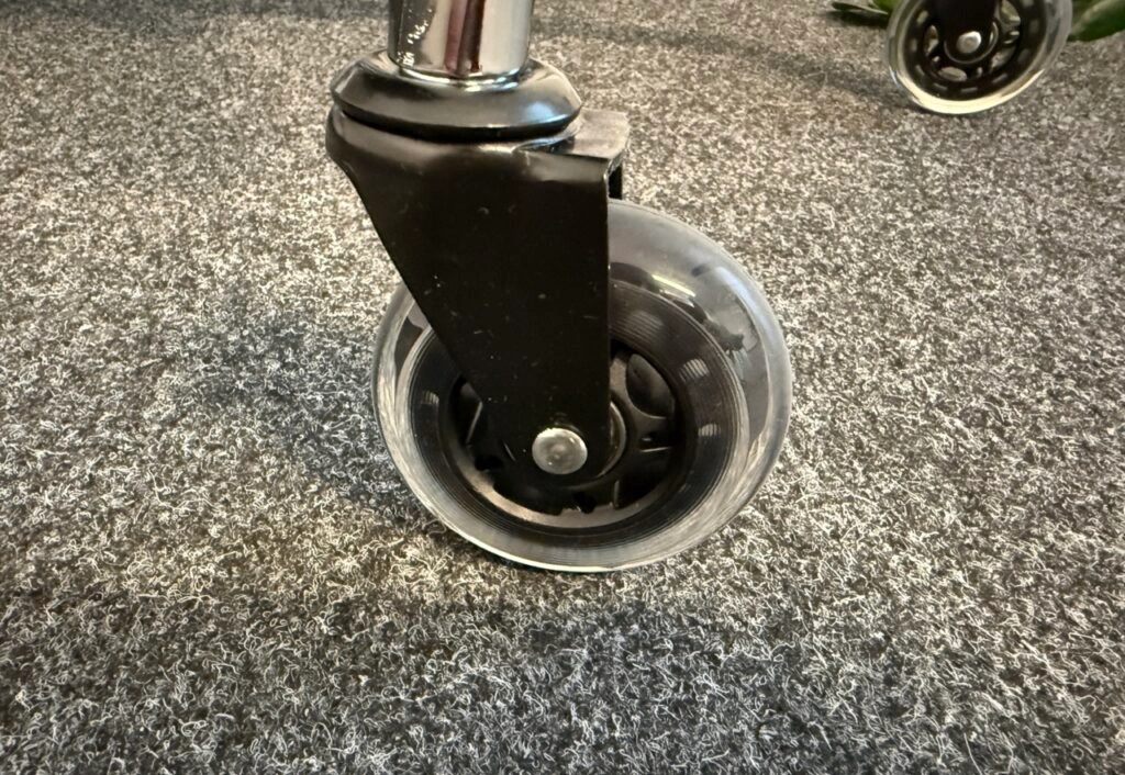 Nahaufnahme einer Gummirolle des Sihoo M18 auf Teppichboden.