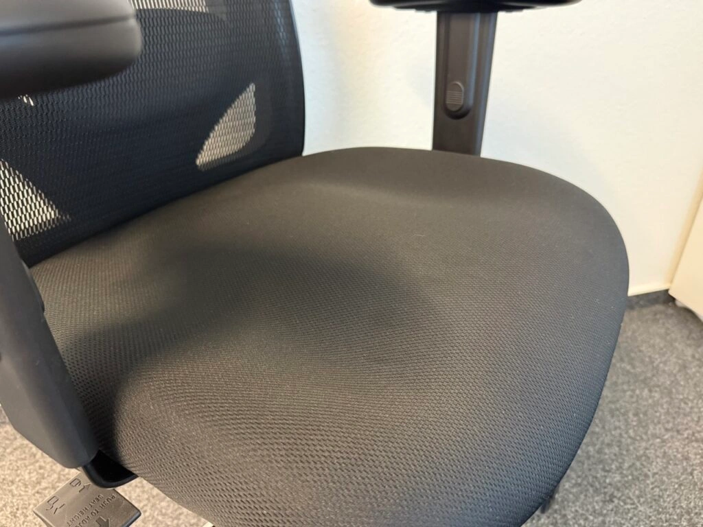 Nahaufnahme der Sitzfläche des Sihoo M18 mit strukturierter Polsterung.
