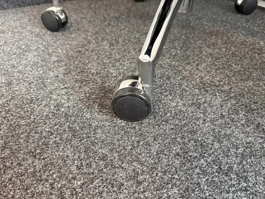 Nahaufnahme einer Rolle des Sihoo M57 auf Teppichboden.