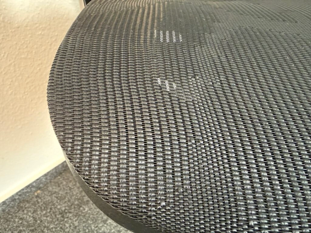 Detailaufnahme des Mesh-Gewebes der Sitzfläche des Sihoo M57.