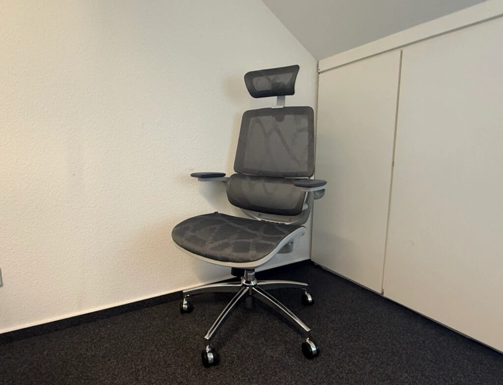 Der Sihoo M59AS Bürostuhl steht frei im Raum, vollständig sichtbar mit Kopfstütze und Armlehnen.