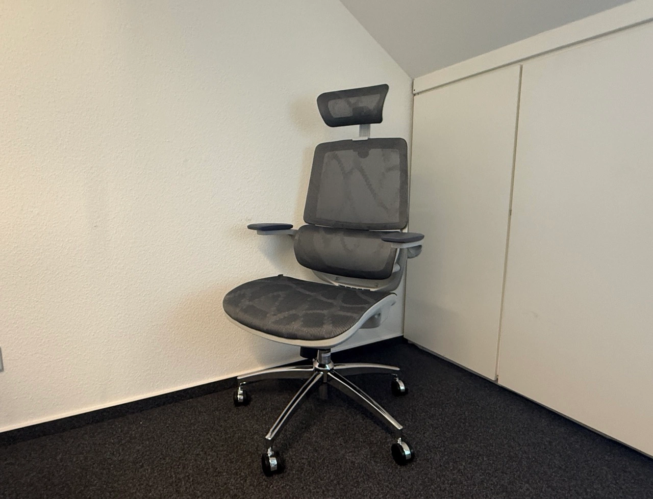 Der Sihoo M59AS Bürostuhl steht frei im Raum, vollständig sichtbar mit Kopfstütze und Armlehnen.